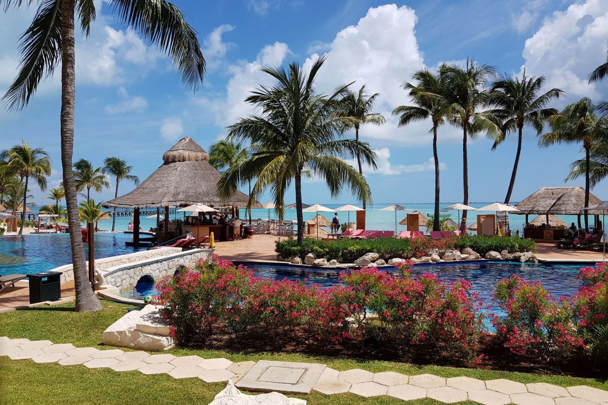 Best Cancun All-Inclusive Hotels with Swim-Up Rooms 2025